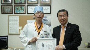 아주대병원 이국종 교수 ‘적십자 박애장 금장’ 수상