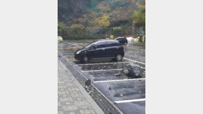 부산 폭우에 아파트 옹벽 바위 추락…2명 부상·승용차 3대 파손