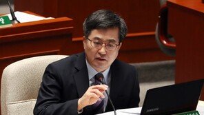 文대통령, 김동연 교체 결심…靑 “이르면 9일 후임 발표”