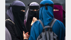 “전통의상 ‘니깝’ 테러에 악용”, 무슬림 국가서도 착용 금지