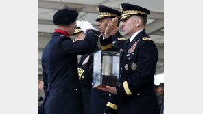 포탄 탄피 전달… 한미연합사령관 이-취임식 ‘전통’