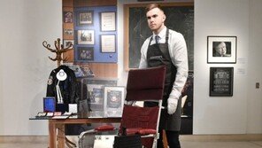 스티븐 호킹 박사 ‘전동 휠체어’ 4억3000만 원에 낙찰…예상가 20배