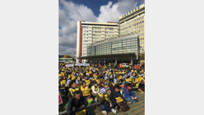 서울대병원 비정규직 파업…“적폐 병원장 물러나야”