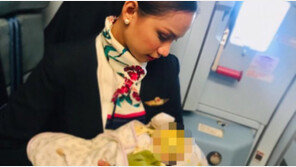 배고파 울음터트린 아기 승객에게 젖물린 20대 승무원 ‘감동’