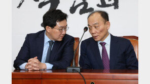 한국당, 전원책 만장일치로 전격 해촉…문자로 통보