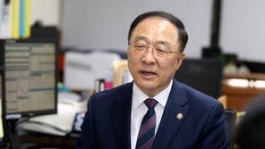 홍남기 “매주 의무적으로 기업인과 점심…혁신성장 속도 확 올리겠다”