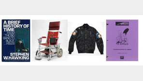 스티븐 호킹 ‘전동휠체어’ 4억원에 경매 낙찰…유품 판매 수익금 총 270억