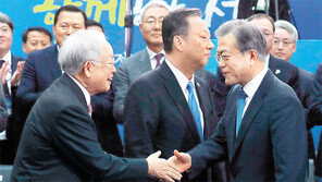 문재인 대통령 앞에 선 백종원 “정부가 갑… 을인 기업인 응원을”