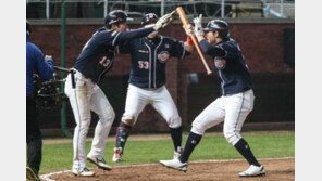 “두산 답게” “두산 다운 야구”…시리즈 동률 넘어 역전 노리는 두산