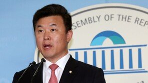 한국당 “日 TV, 광복절 티셔츠 BTS 출연취소…비웃음 살일”