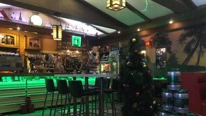 평양에 ‘하이네켄 바’가 있네? 외국인이 길 헤매다 발견한 이색 풍경