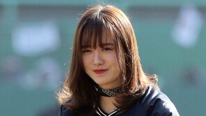 구혜선, 프로야구 시구…‘꽃미소+능숙 포즈’