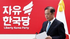 與 “한국당 전원책 해촉, 총선 앞두고 갈등 더욱 심화될 것”