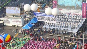“다시 촛불을”…6만 노동자대회, 총파업 결의 다지며 평화 해산