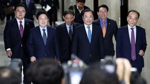 김병준 “선택 폭 좁아 한계” vs 전원책 “2월 전대 의도 있다”