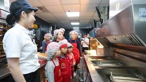 맥도날드 햄버거 어떻게 만들어질까?…9일~10일 ‘주방 공개의 날’ 행사 개최