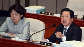 “불통” vs “일방적 아냐”…유은혜·이장우 ‘사립유치원’ 설전