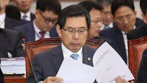 ‘별장 성접대 김학의 사건’ 조사팀 교체요구에…법무장관 “경위조사부터”