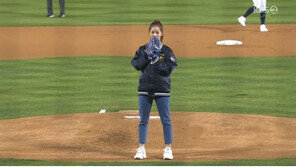 [한국시리즈 6차전] 혜리 시구…‘선수 출신’ 민우혁, 애국가 불러