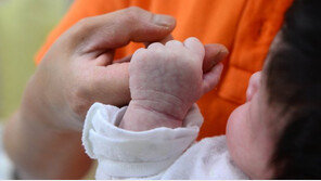 ‘위탁모 학대 의혹’ 뇌사 빠진 2세 여아 결국 숨져