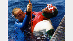 [내 마음에 작품 하나] 푸른바다·죽음 부른 경쟁, 25년 흘러도 선명한 잔상