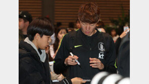 화장실 앞에서 사인회…식지 않는 벤투호 인기