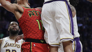 버저비터 막은 손… 레이커스 3연승 질주