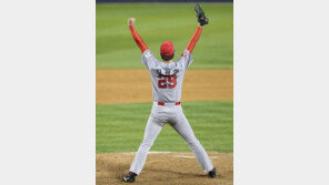 SK 김광현, 8년 전 데자뷔…같은 자리 다른점은 ‘막내→고참’