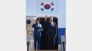 文대통령 출국, 아세안·APEC 참석 위해 싱가포르·파푸아뉴기니 순방