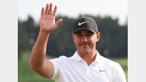 켑카, 로즈 제치고 1주 만에 세계 1위 탈환