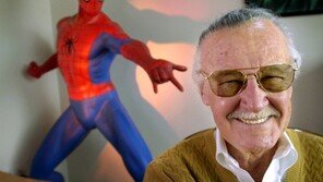 “마블 팬에겐 그가 바로 슈퍼히어로”…스탠리 별세에 문화계 애도