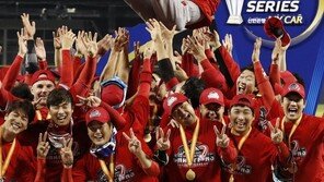 우승 선물하고 떠나는 힐만 “한국에서 보낸 2년, 말로 표현할 수 없다”