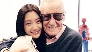  故 스탠리와 포옹 사진 공개 클라라 “내 레깅스 시구 콘셉트 히어로 제안” 