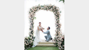 “쇄골이 보인다”…홍윤화♥김민기, 웨딩화보 공개 