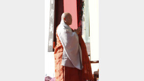 ‘원행스님 취임 축하’ 文대통령 “평화 대역사에 불교계가 길 내”