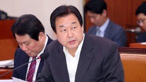 김무성 “文정부 2기 경제팀, 1기보다 더 엉터리”