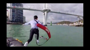 울산 바닷가 다리서 30대男 추락…해경, 근무복 입은채 뛰어들어 신속구조