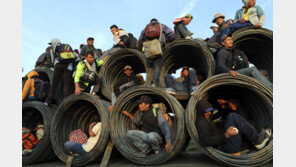 ‘화물 반 사람 반’ 캐러밴 실은 트럭