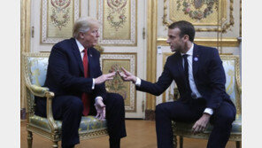 트럼프 “프랑스, 세계대전 때 독어 배운 나라”…마크롱 조롱