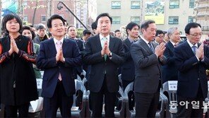 합장하는 여야 5당 대표들