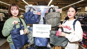 [동아포토]들고 있던 텀블러가 가방 속으로 