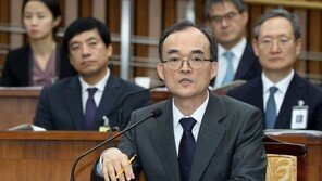 문무일 “사법개혁 열린 마음으로 참여”…국회출석 입장