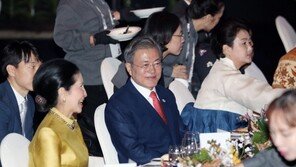 文대통령, 아세안 갈라 만찬 참석…“내년엔 한국에서”