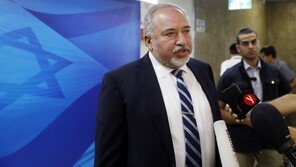 이스라엘 국방장관 전격 사임…“테러에 굴복했다”