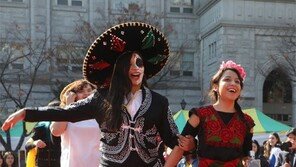 “우리 전통의상 어때요”… 고려대 외국인학생 축제