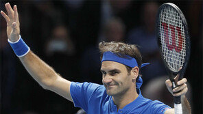 이틀 만에 표정 달라진 페더러… 왕중왕전 2차전 가볍게 승리