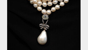 제네바 경매서 마리 앙투아네트 ‘진주 펜던트’ 363억원에 팔려