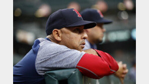 보스턴, 월드시리즈 우승 이끈 코라 감독과 계약 1년 연장