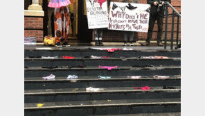 레이스 끈 팬티 입었으니 성관계 동의?…농담같은 재판 결과에 ‘발칵’