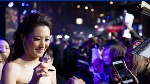 수현, 주드 로·조니 뎁과 ‘신동사2’ 런던 레드카펫 등장